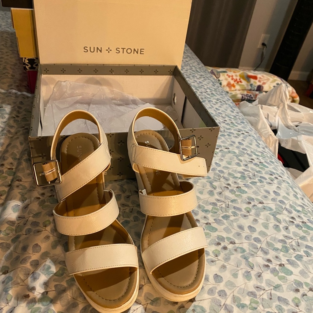 Used cream Sun and stone wedges